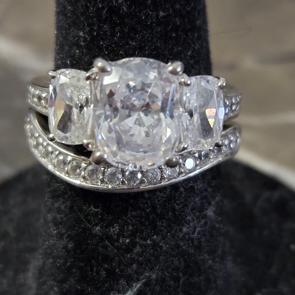 Dazzling 925 Sterling Silver Women's Ring with Clear Cubic Zirconia.